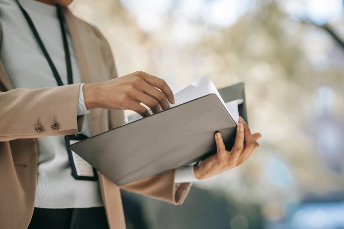 Persona revisando documentos en carpeta