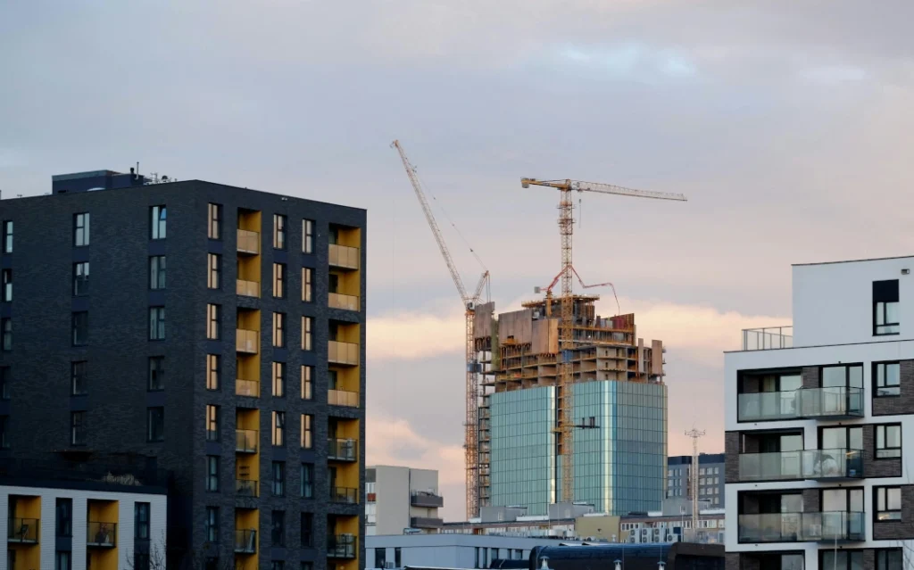 Edificios en construcción al atardecer