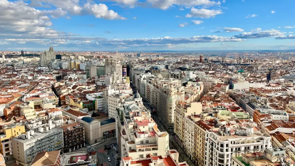 Vista aérea de Madrid centro - inversión inmobiliaria España 2026 alcanza récord de €6.300M en Q1